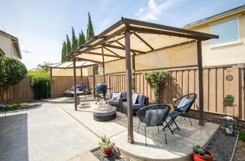 767 Red Barn Pl, Lathrop CA  95330-8975 exterior