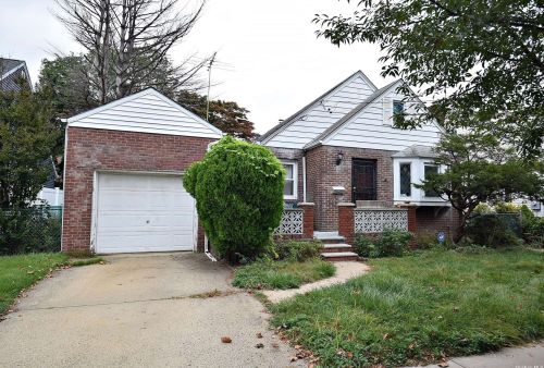 1034 2nd St, New Hyde Park, NY 11040-2837