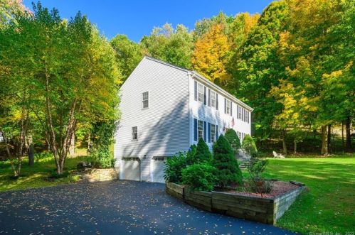 89 Berkshire Rd, Sandy Hook CT 06482-1425 exterior