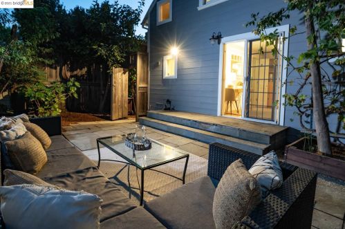 5766 Ayala Ave, Oakland CA 94609-1742 exterior