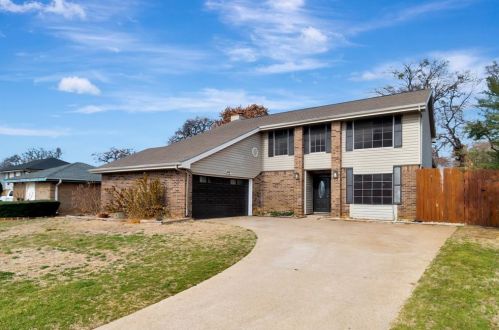 105 Springridge Ln, Euless, TX 76039-8031