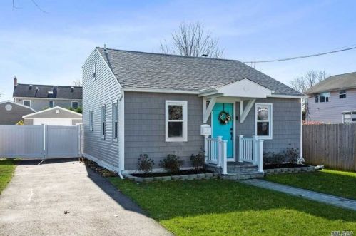 6 Aztec Dr, Bayshore, NY 11706-5404