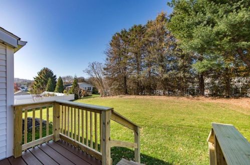 2220 Meadow Lane Dr, Easton, PA 18040-7512