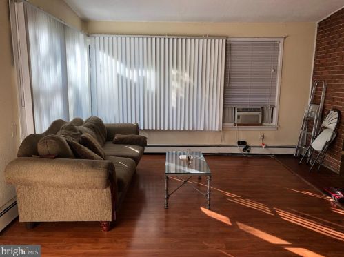 7102 Oak Ridge Rd, Falls Church, VA 22042-2523