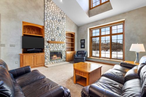 3312 Turnberry Oak Dr, Waukesha, WI 53188-3917