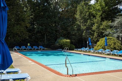 61 Woodland Dr, West Paterson NJ  07424-3707 exterior