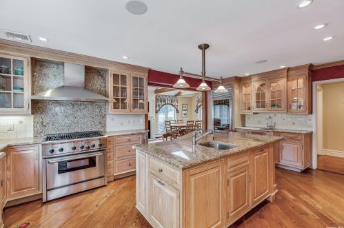 8 Emerson Rd, Muttontown NY  11545-3116 exterior