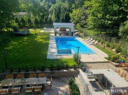 84 Monhegan Ave, Oakland, NJ 07436-4034