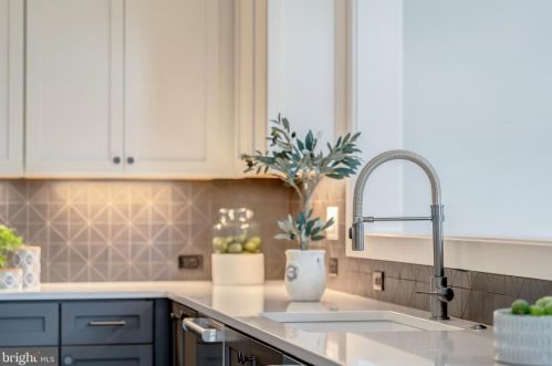 6580 Brooks Pl, Falls Church VA  22044-1105 exterior