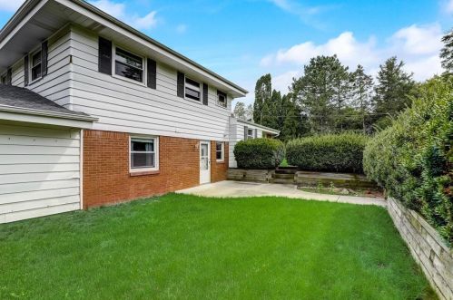 11315 Glenbrook Ln, Thiensville WI  53092-3113 exterior