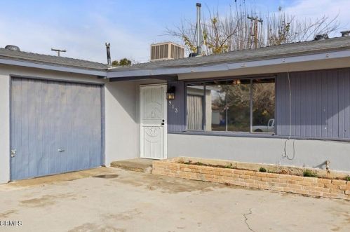 913 Blossom St, Bakersfield, CA 93306-5805