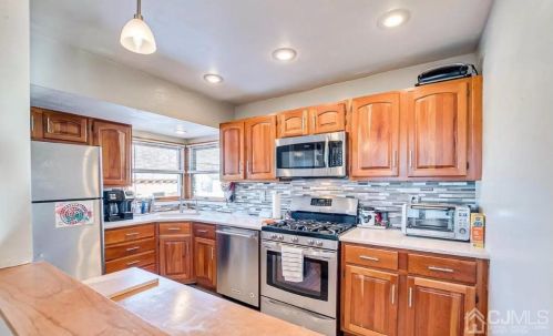 166 Bedford Ave, Iselin NJ  08830-2432 exterior