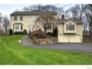 23 Indian Ledge Dr, Bridgeport, CT 06611-1454