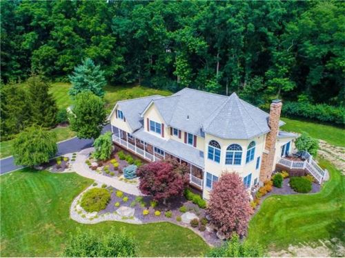 11 Camberra Dr, Airmont, NY 10901-2801