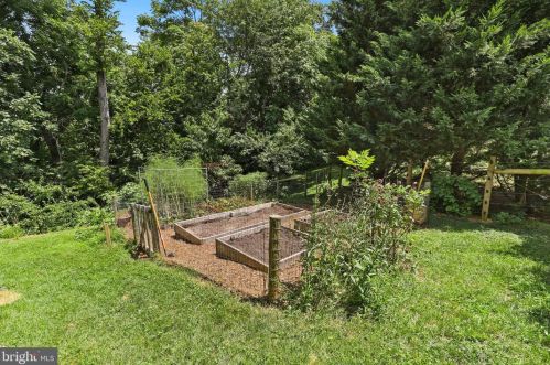 526 Beauregard Dr, Leesburg VA 20175-8924 exterior