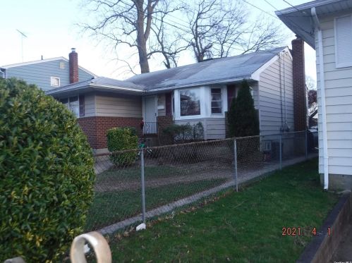 994 Park Ave, Westbury, NY 11590-3992