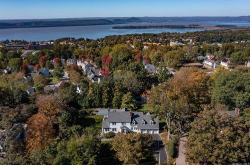 25 Browning Dr, Crotonville, NY 10562-5101