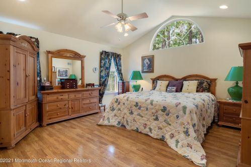 28 Winding River Rd, Lakewood NJ  08701-5733 exterior