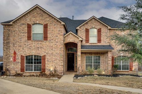 818 Whitley Ct, Kennedale, TX