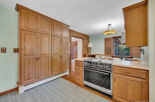 61 Cow Path Dr, Stamford CT  06902-1016 exterior