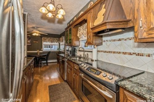 3691 Prairie Path, Bethpage NY  11714-4021 exterior