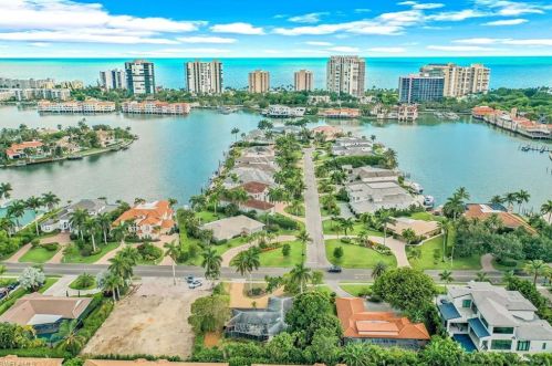 3888 Crayton Rd, Naples FL  34103-3529 exterior