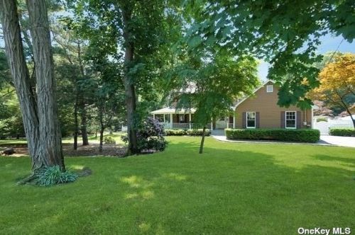 6 Fairview Ave, Miller Place, NY 11764-1609