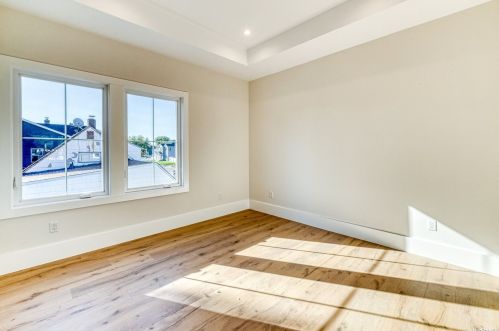 2 Hedge Ln, Westbury NY  11590-6523 exterior