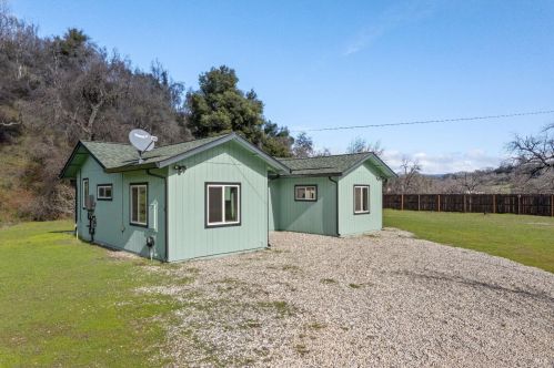 3207 Hendricks Rd, Lakeport, CA 95453-9493