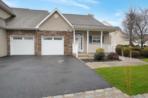209 Pond Cir, Mount Sinai, NY 11766-3509