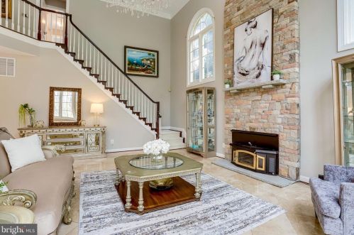 10108 Nedra Dr, Great Falls VA  22066-2835 exterior