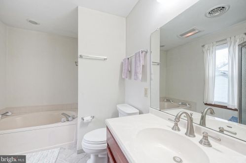 5 Stonegate Ct, Blenheim NJ  08012-5356 exterior