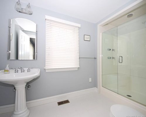 26 Oak Knoll Rd, Ridgefield CT  06877-4334 exterior