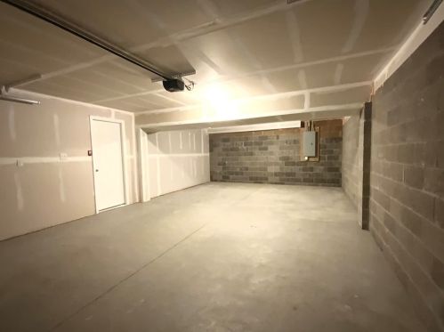 2404 Canterbury Dr, Imperial PA  15126-9179 exterior