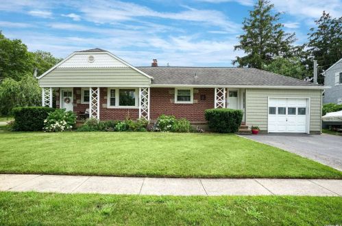 2 Greenway, Babylon, NY 11702-3106