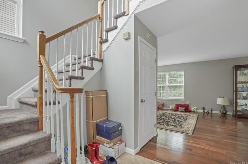 118 Hitching Post Ln, Yorktown Hgts NY  10598-2833 exterior