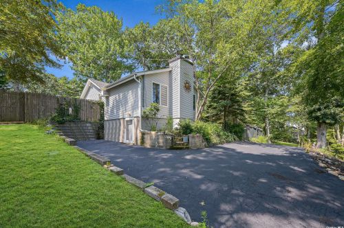 40 Manor Dr, Miller Place, NY 11764-1323