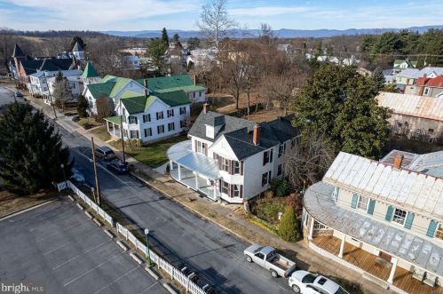 102 High St, Edinburg VA  22824-3084 exterior