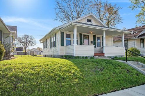 202 Strathmoor Ave, Mishawaka, IN 46544-1555