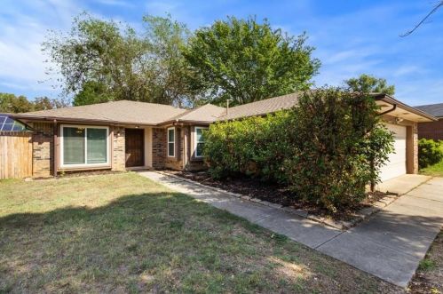 301 Ascot Dr, Euless, TX 76040-5550