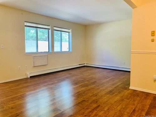 1 Ruth Ct, Middletown NY  10940-5328 exterior