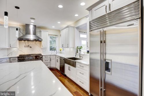 20405 Crimson Pl, Leesburg VA 20175-6362 exterior