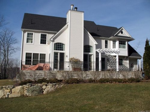 52 Sprucetop Dr, Mahopac, NY 10541-7002