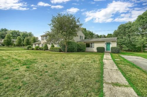 1 Lenape Ln, Salisbury Mills, NY 12577-5302