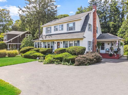 27585 Main Rd, Nassau Point, NY 11935-1482
