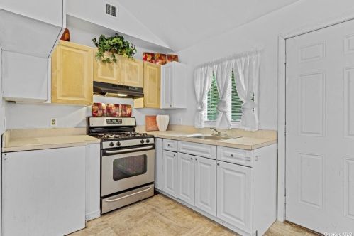 11 Lincoln Ave, Wheatley Heights NY  11798-4201 exterior