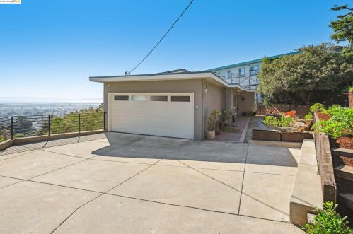 8017 Crest Ave, Oakland CA  94605-3611 exterior