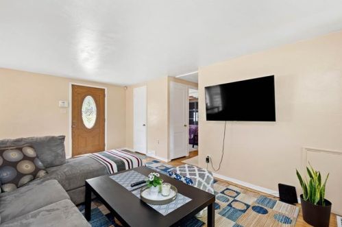 5159 Fieldcrest Dr, Pittsburgh, PA 15236-1703