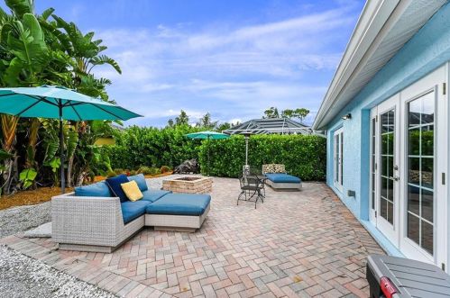 247 Stanhope Cir, Naples FL 34104-0810 exterior