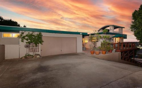7555 Phoenix Dr, La Mesa, CA 91941-7709